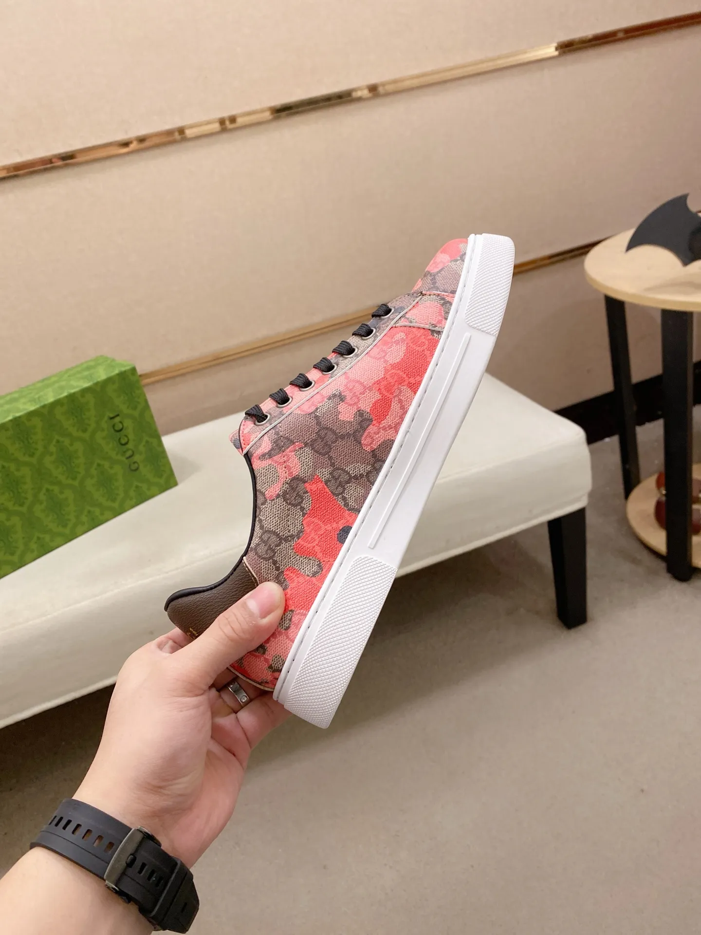 Ex-factory price 380💰【Gucci】Gucci men’s latest series of casual shoes! The official website is built 1:1. The upper is made of imported high-quality cowhide, and the lining is made of high-quality sheepskin, which is soft and comfortable. Picky selection of materials and exquisite workmanship give you the best enjoyment. Number of yards: 38-44 yards.